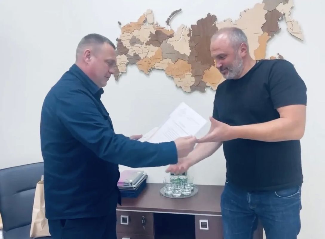 Игорь Кастюкевич: Херсонская область Еще один пост благодарности. Всегда говорю, что в одиночку горы не свернуть. А вот если есть соратники и помощники, то можно успеть сделать добрых дел гораздо больше, оперативнее и... Игорь Кастюкевич: Херсонская область Еще один пост благодарности. Всегда говорю, что в одиночку горы не свернуть. А вот если есть соратники и помощники, то можно успеть сделать добрых дел гораздо больше, оперативнее и...