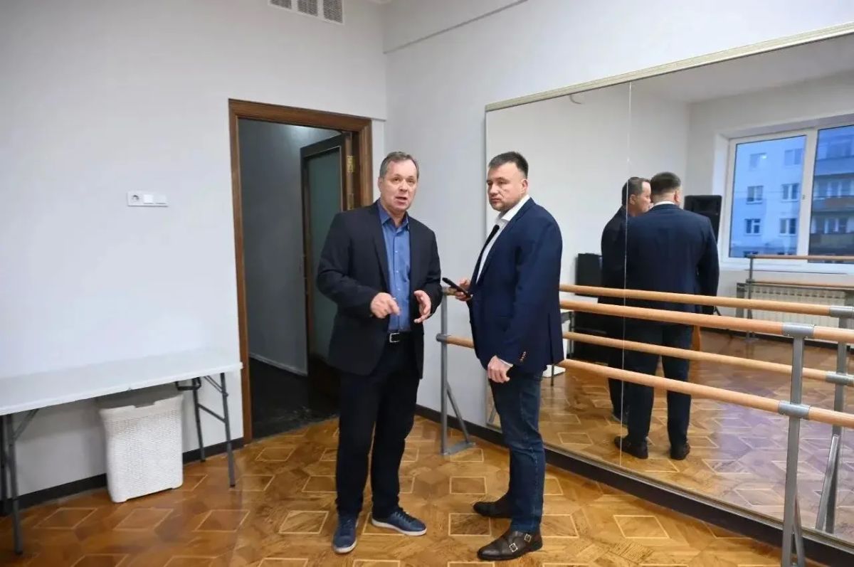 Глава городского округа Серпухов Алексей Шимко осмотрел обновлённые пространства для занятий и творчества во Дворце культуры «Россия» вместе с директором Юрием Бордачёвым Глава городского округа Серпухов Алексей Шимко осмотрел обновлённые пространства для занятий и творчества во Дворце культуры «Россия» вместе с директором Юрием Бордачёвым