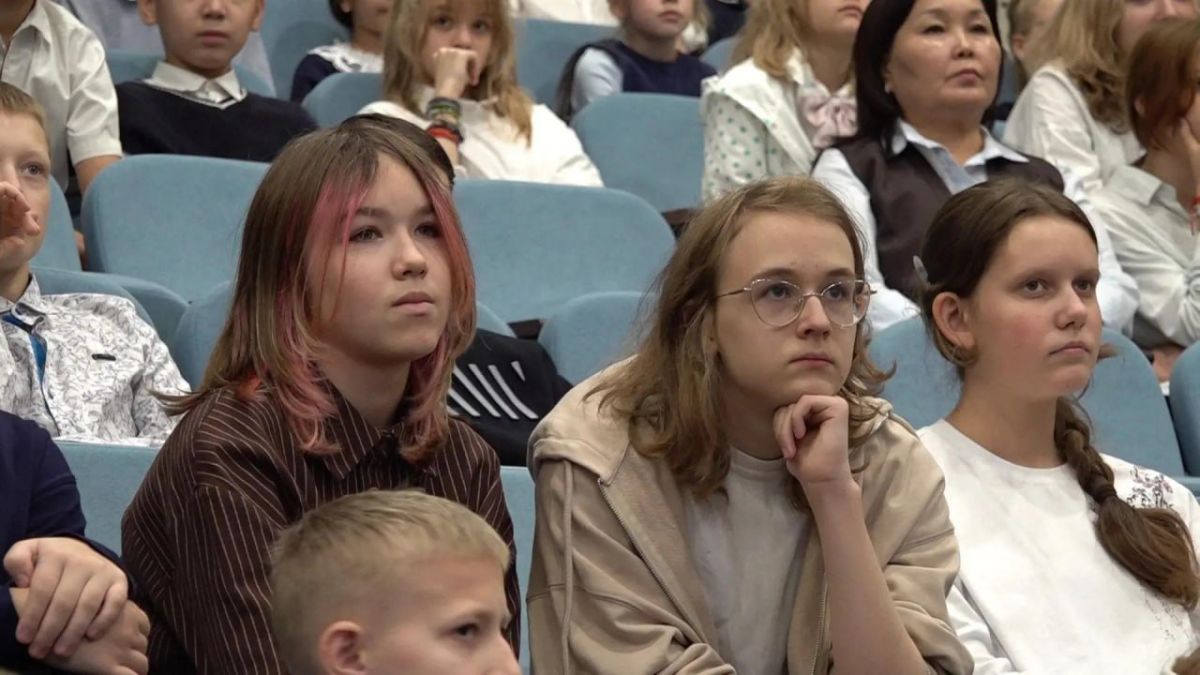 Робот Гоша напомнил школьникам Красногорска о правилах безопасности на железной дороге Робот Гоша напомнил школьникам Красногорска о правилах безопасности на железной дороге