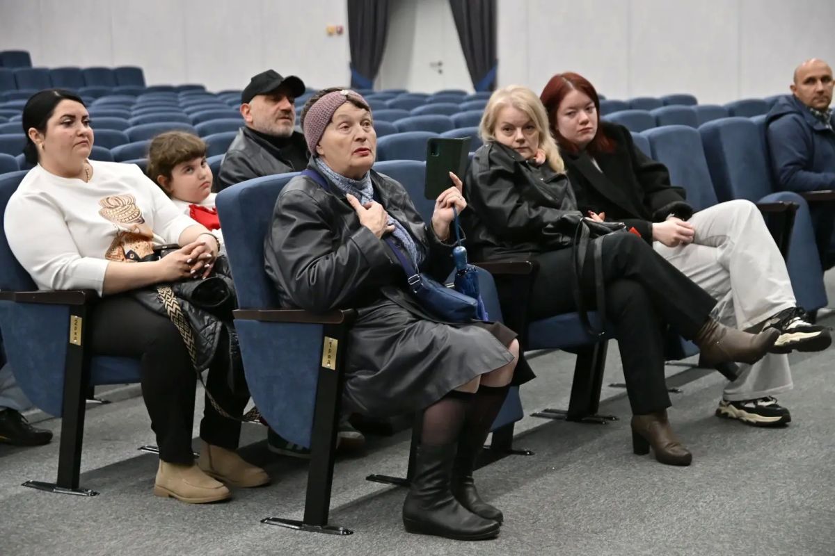 Заместитель главы Балашихи провел встречу с жителями микрорайона Новое Павлино Заместитель главы Балашихи провел встречу с жителями микрорайона Новое Павлино