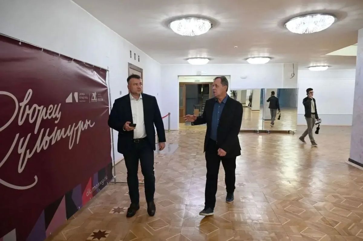 Глава городского округа Серпухов Алексей Шимко осмотрел обновлённые пространства для занятий и творчества во Дворце культуры «Россия» вместе с директором Юрием Бордачёвым Глава городского округа Серпухов Алексей Шимко осмотрел обновлённые пространства для занятий и творчества во Дворце культуры «Россия» вместе с директором Юрием Бордачёвым