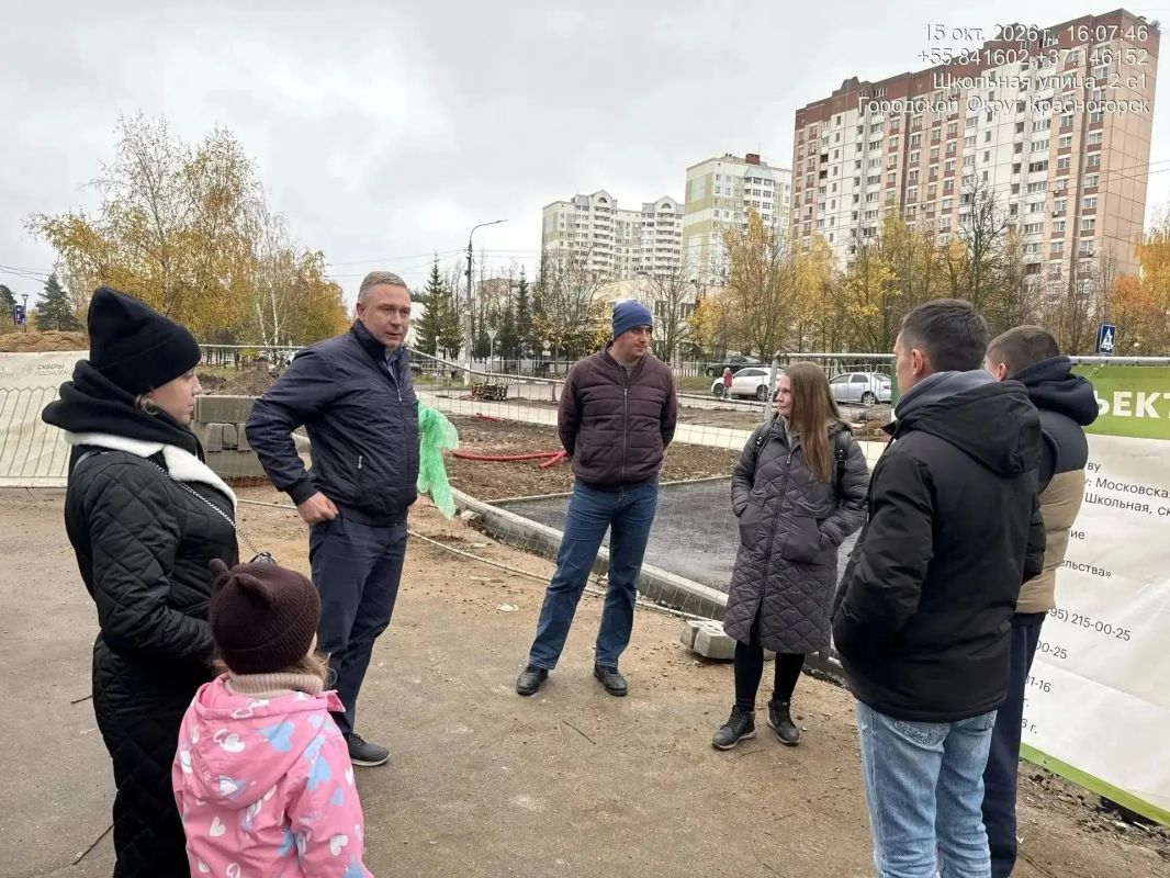 На связи с жителями. . Ход работ по благоустройству сквера на улице Школьной и развитие доступной среды обсудил с жителями поселка Нахабино заместитель главы городского округа Красногорск Дмитрий Зверев