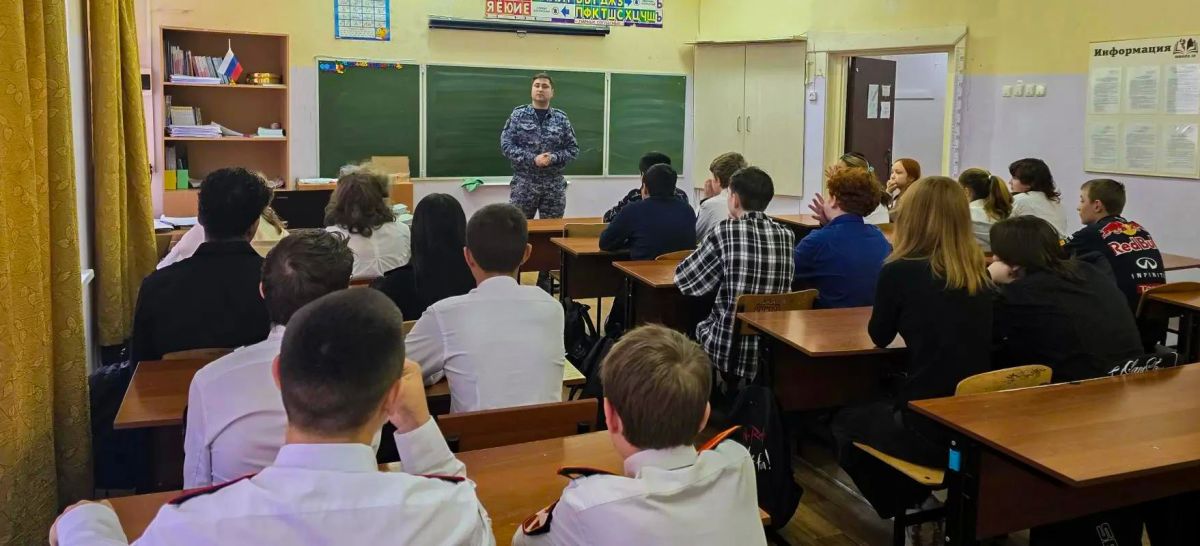 Росгвардейцы провели «Урок мужества» для кадетов в Подмосковье Росгвардейцы провели «Урок мужества» для кадетов в Подмосковье