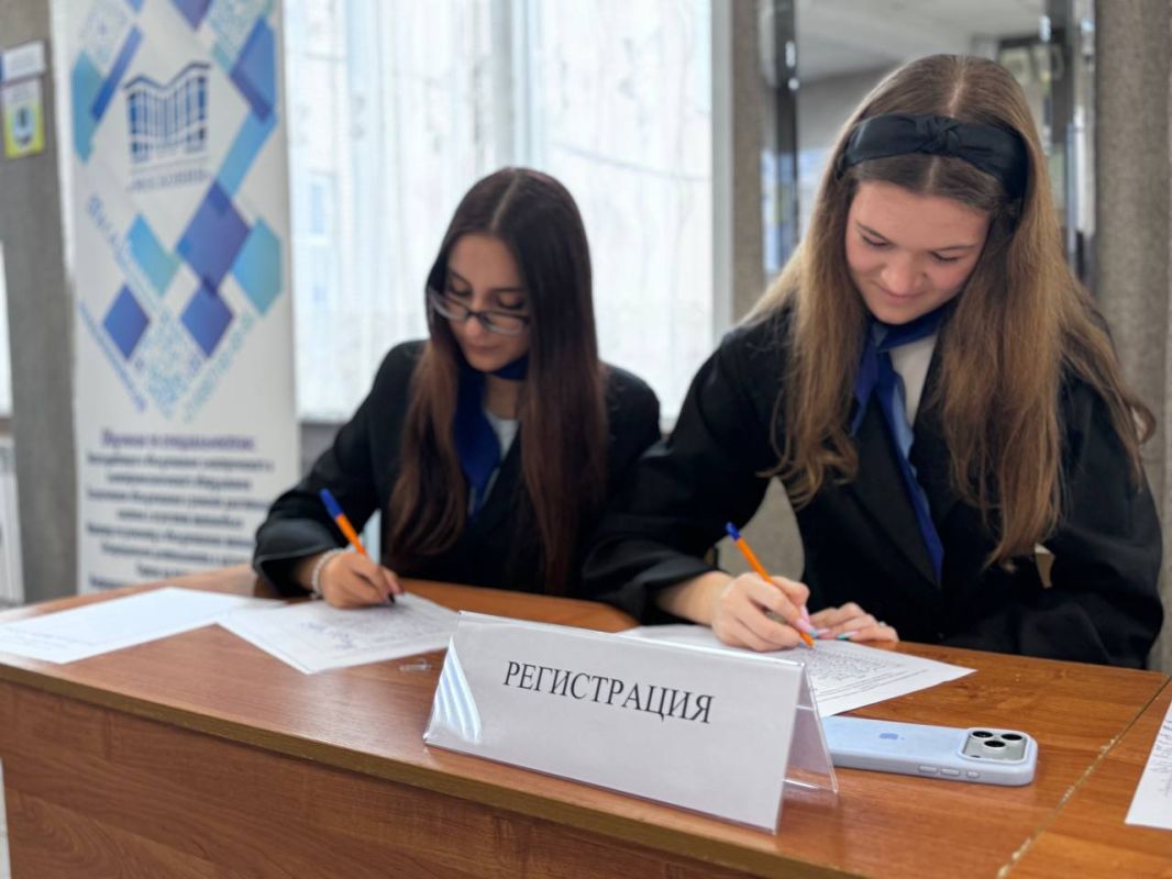Более 300 школьников и родителей посетили Единый день открытых дверей в колледже «Московия» Более 300 школьников и родителей посетили Единый день открытых дверей в колледже «Московия»