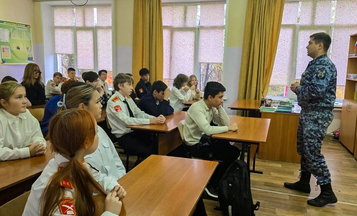 Росгвардейцы провели «Урок мужества» для кадетов в Подмосковье Росгвардейцы провели «Урок мужества» для кадетов в Подмосковье