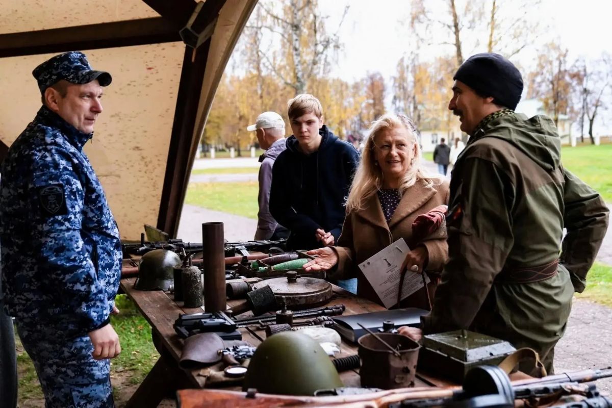 Росгвардеец организовал выставку на военно-патриотическом мероприятии в Подмосковье