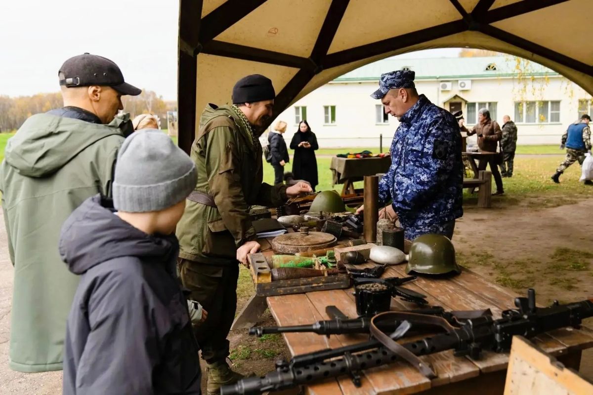Росгвардеец организовал выставку на военно-патриотическом мероприятии в Подмосковье Росгвардеец организовал выставку на военно-патриотическом мероприятии в Подмосковье