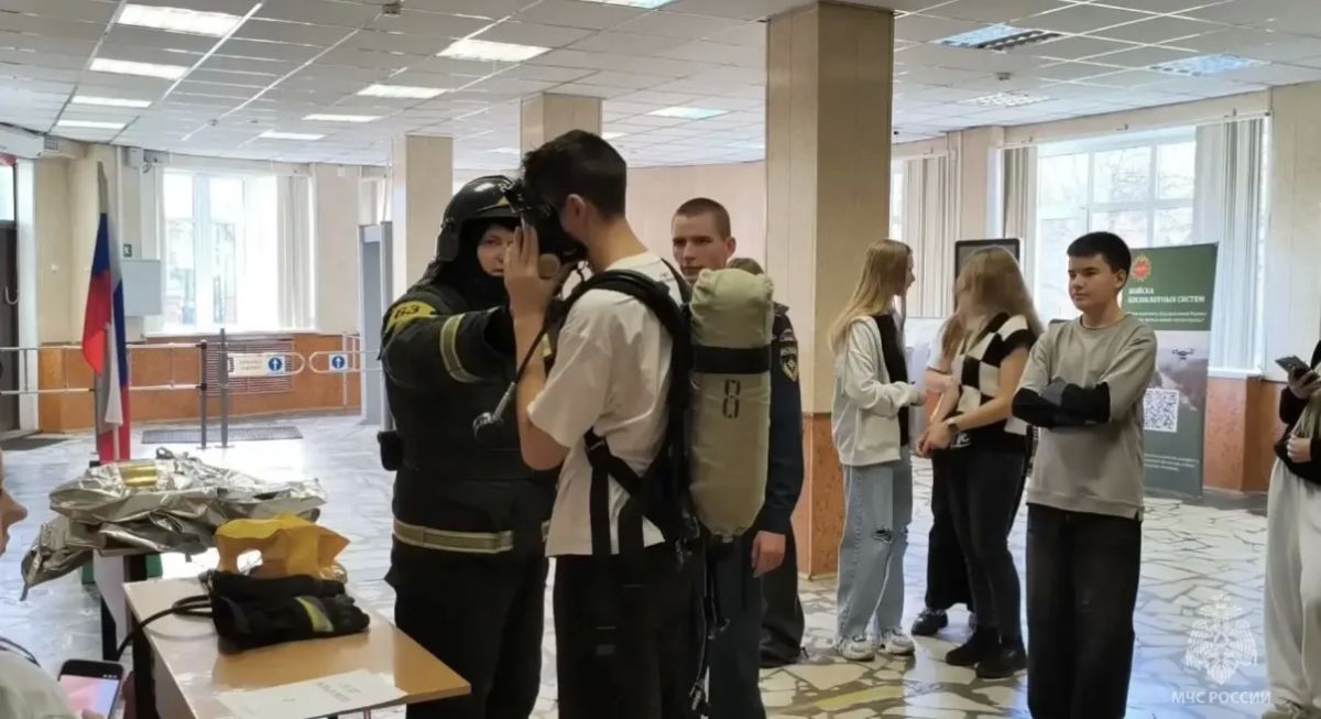 От знакомства - к профессии: шатурские спасатели рассказали школьникам о важном От знакомства - к профессии: шатурские спасатели рассказали школьникам о важном