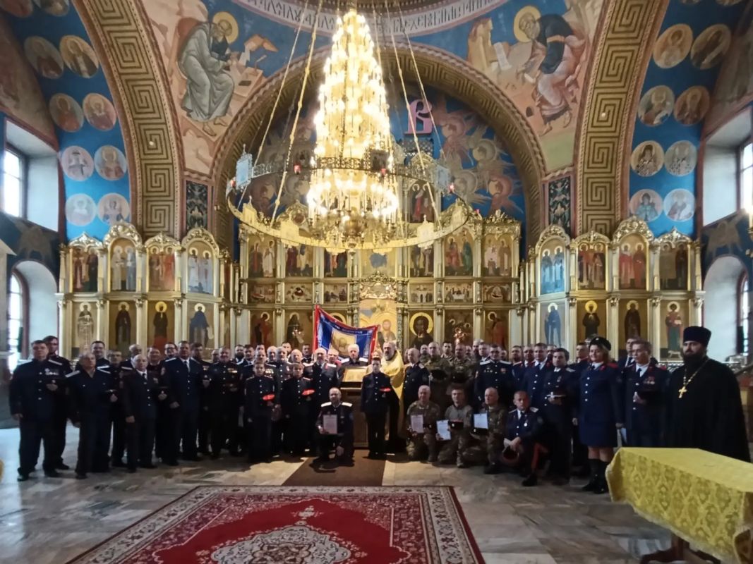 В Богоявленском соборе Ногинска казаки Отдельского казачьего общества Московской области Центрального казачьего войска собрались на торжественное событие — верстание (принятие присяги) новых членов в казачье братство