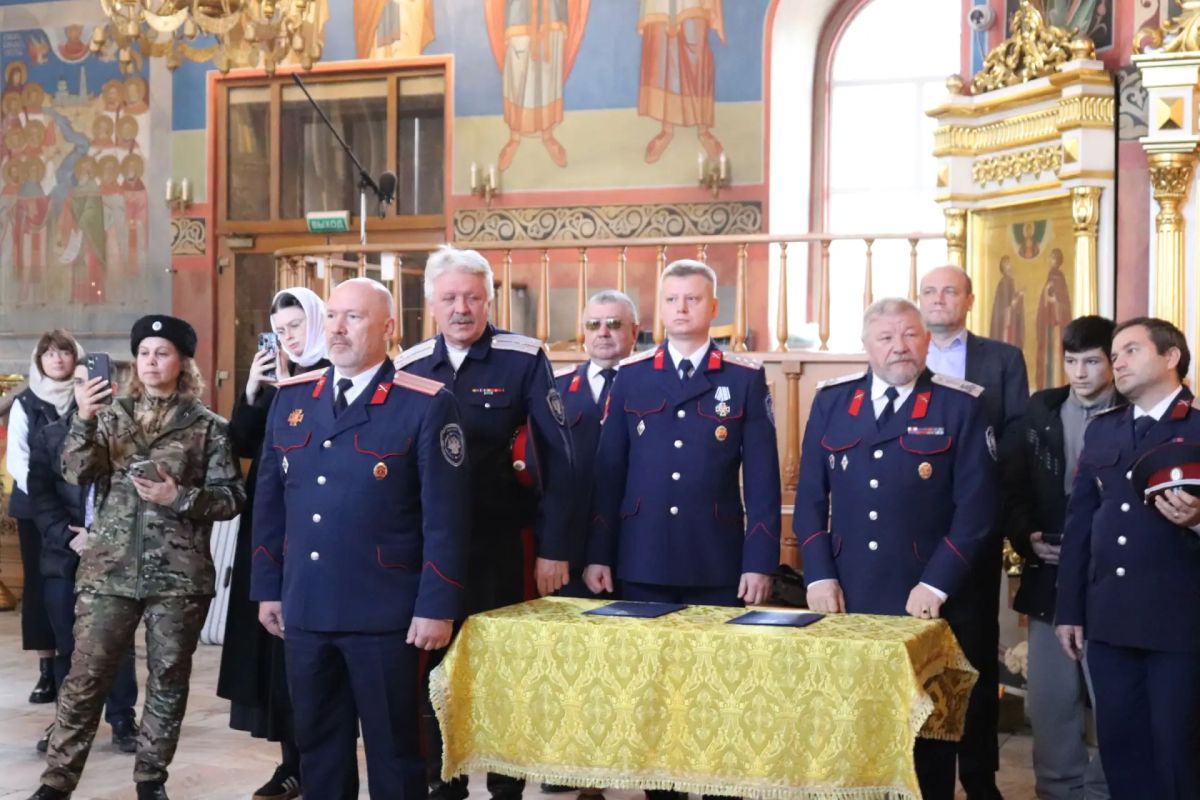 В Богоявленском соборе Ногинска казаки Отдельского казачьего общества Московской области Центрального казачьего войска собрались на торжественное событие — верстание (принятие присяги) новых членов в казачье братство В Богоявленском соборе Ногинска казаки Отдельского казачьего общества Московской области Центрального казачьего войска собрались на торжественное событие — верстание (принятие присяги) новых членов в казачье братство