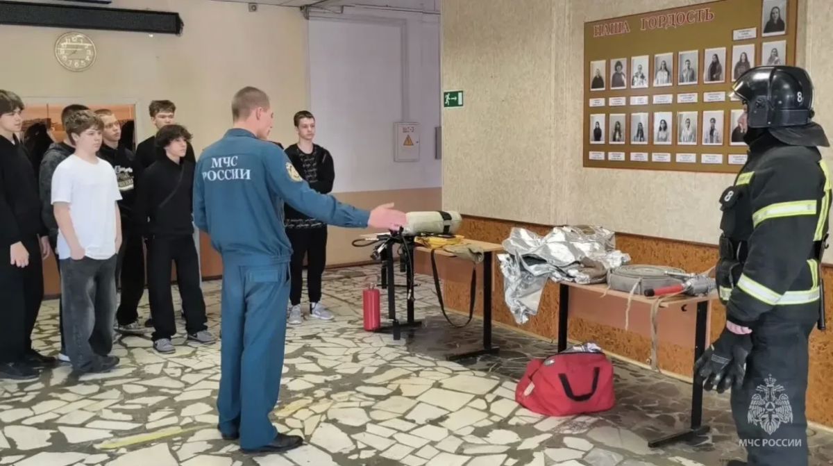 От знакомства - к профессии: шатурские спасатели рассказали школьникам о важном От знакомства - к профессии: шатурские спасатели рассказали школьникам о важном