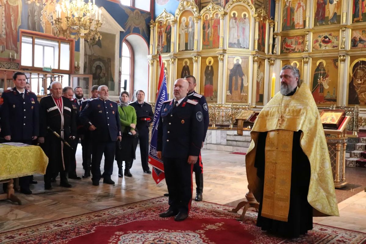 В Богоявленском соборе Ногинска казаки Отдельского казачьего общества Московской области Центрального казачьего войска собрались на торжественное событие — верстание (принятие присяги) новых членов в казачье братство В Богоявленском соборе Ногинска казаки Отдельского казачьего общества Московской области Центрального казачьего войска собрались на торжественное событие — верстание (принятие присяги) новых членов в казачье братство