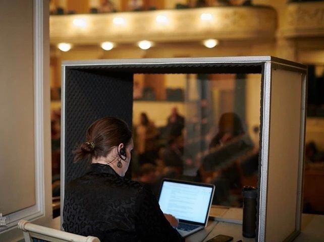 Спектакли станут доступнее: театр «Наш дом» в Химках получил технику для незрячих зрителей Спектакли станут доступнее: театр «Наш дом» в Химках получил технику для незрячих зрителей