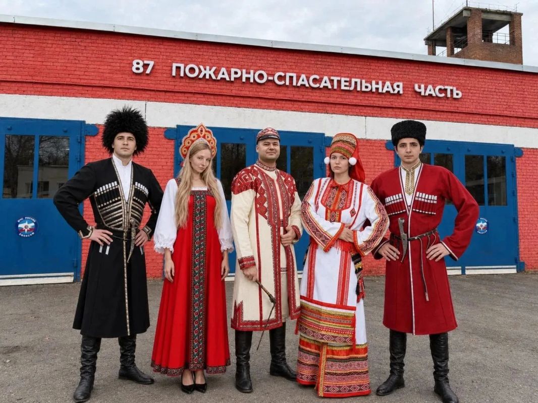 Сотрудники 28 пожарно-спасательного отряда Сергиево-Посадского округа приняли участие во всероссийской информационно-просветительской акции «Россия — семья семей», приуроченной к празднованию Дня народного единства