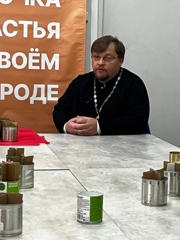 Участник СВО ответил на вопросы молодёжи на встрече в центре «Единство» Участник СВО ответил на вопросы молодёжи на встрече в центре «Единство»