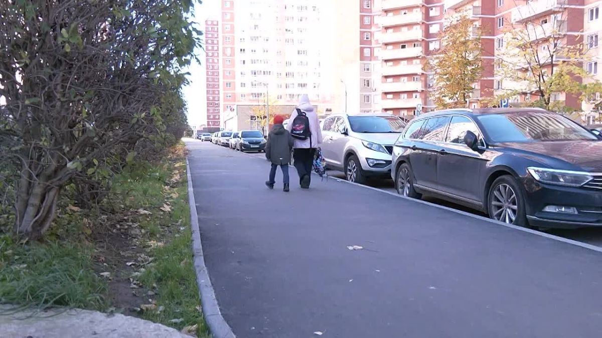 Новые пешеходные дорожки и обновление уже существующих, преобразившиеся дворы многоквартирных домов, дополнительные парковочные места, – в Пушкинском кипит работа по благоустройству территорий и общественных пространств