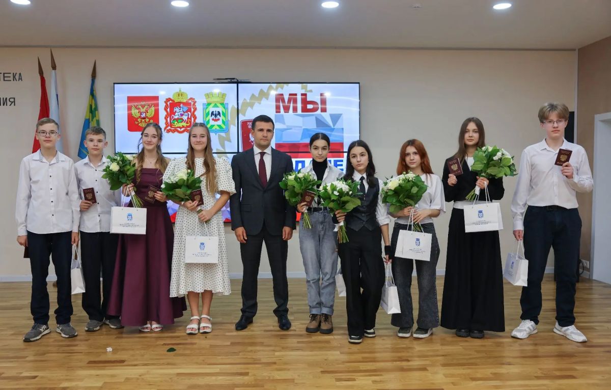 Станислав Каторов: Вручил паспорта 14-летним жителям нашего округа Станислав Каторов: Вручил паспорта 14-летним жителям нашего округа