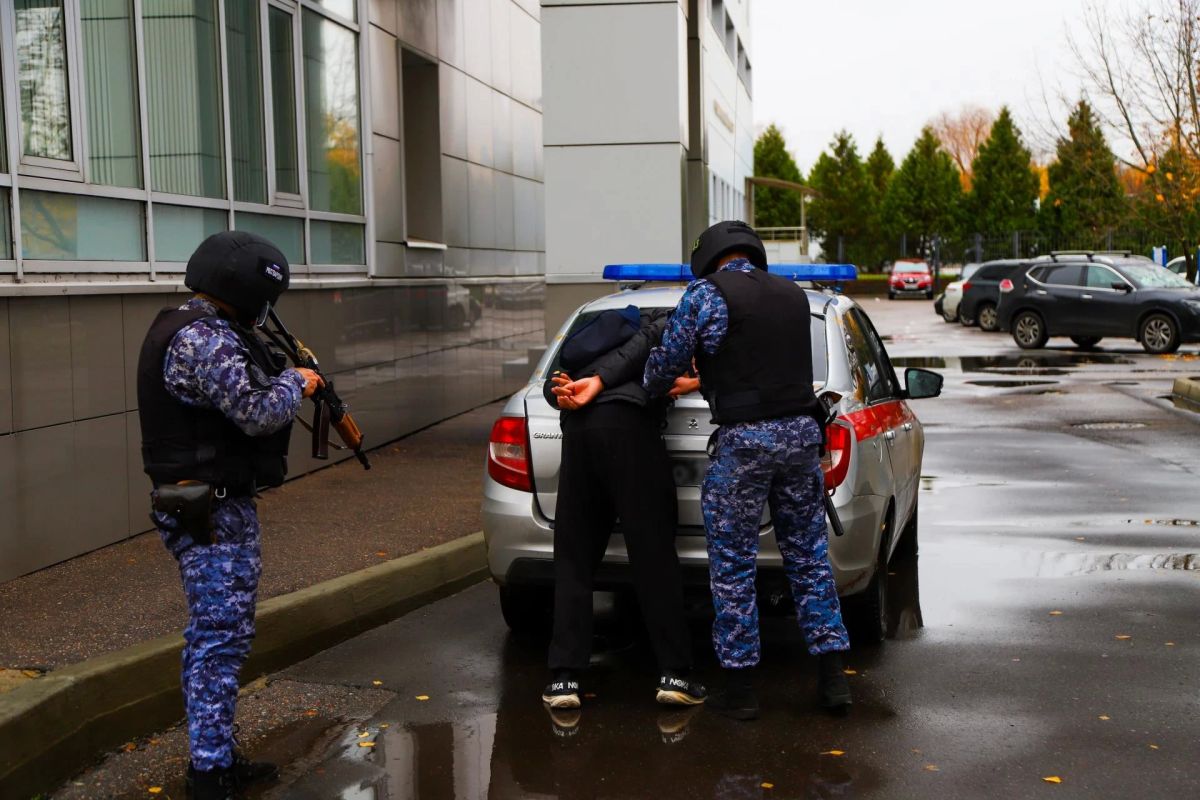 Росгвардейцы отработали задержание условного злоумышленника в образовательном учреждении Подмосковья