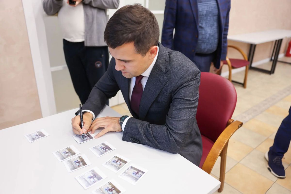 Станислав Каторов: Вручил паспорта 14-летним жителям нашего округа Станислав Каторов: Вручил паспорта 14-летним жителям нашего округа