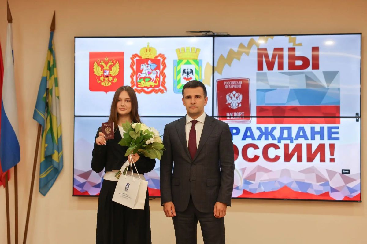 Станислав Каторов: Вручил паспорта 14-летним жителям нашего округа Станислав Каторов: Вручил паспорта 14-летним жителям нашего округа