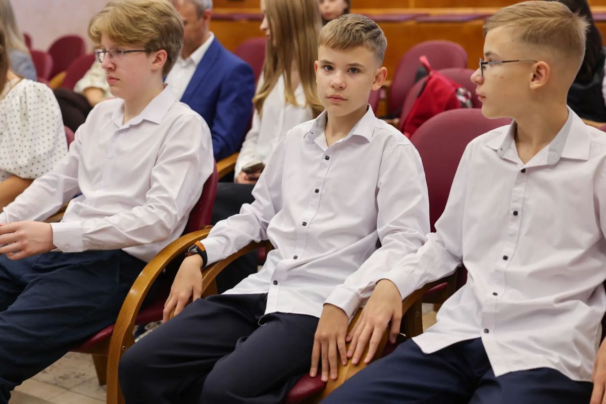 Станислав Каторов: Вручил паспорта 14-летним жителям нашего округа