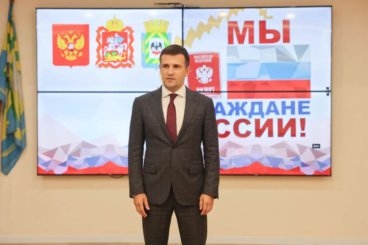 Станислав Каторов: Вручил паспорта 14-летним жителям нашего округа Станислав Каторов: Вручил паспорта 14-летним жителям нашего округа