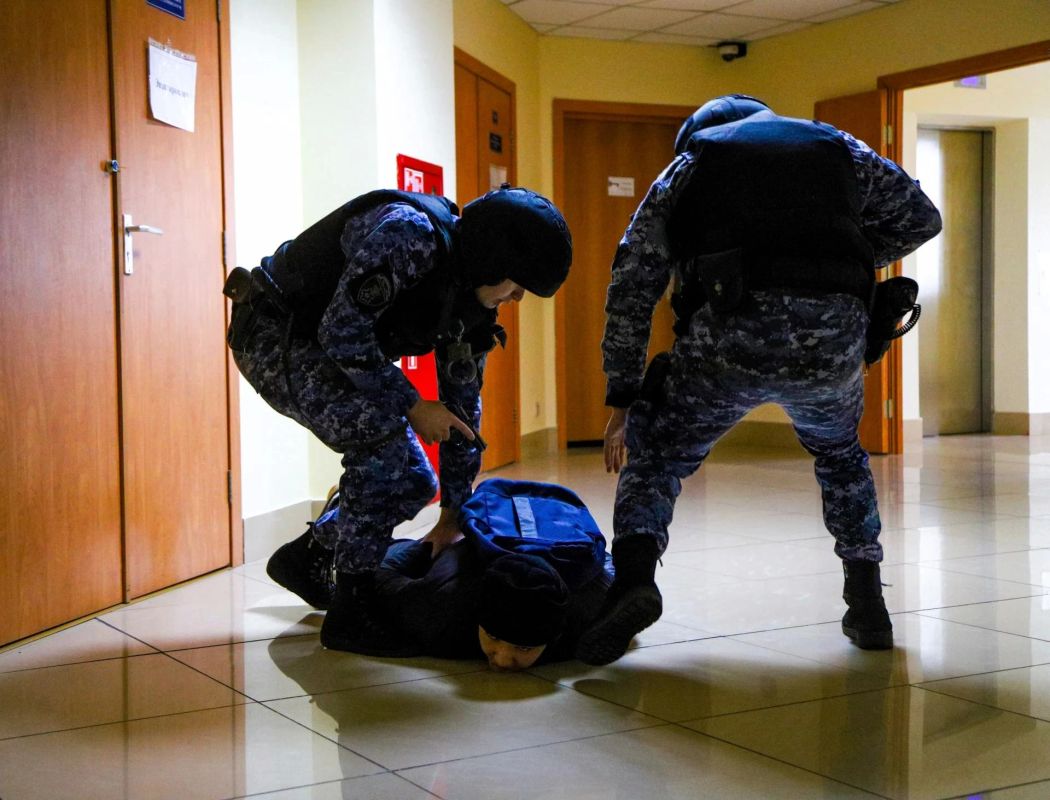 Росгвардейцы отработали задержание условного злоумышленника в образовательном учреждении Подмосковья Росгвардейцы отработали задержание условного злоумышленника в образовательном учреждении Подмосковья