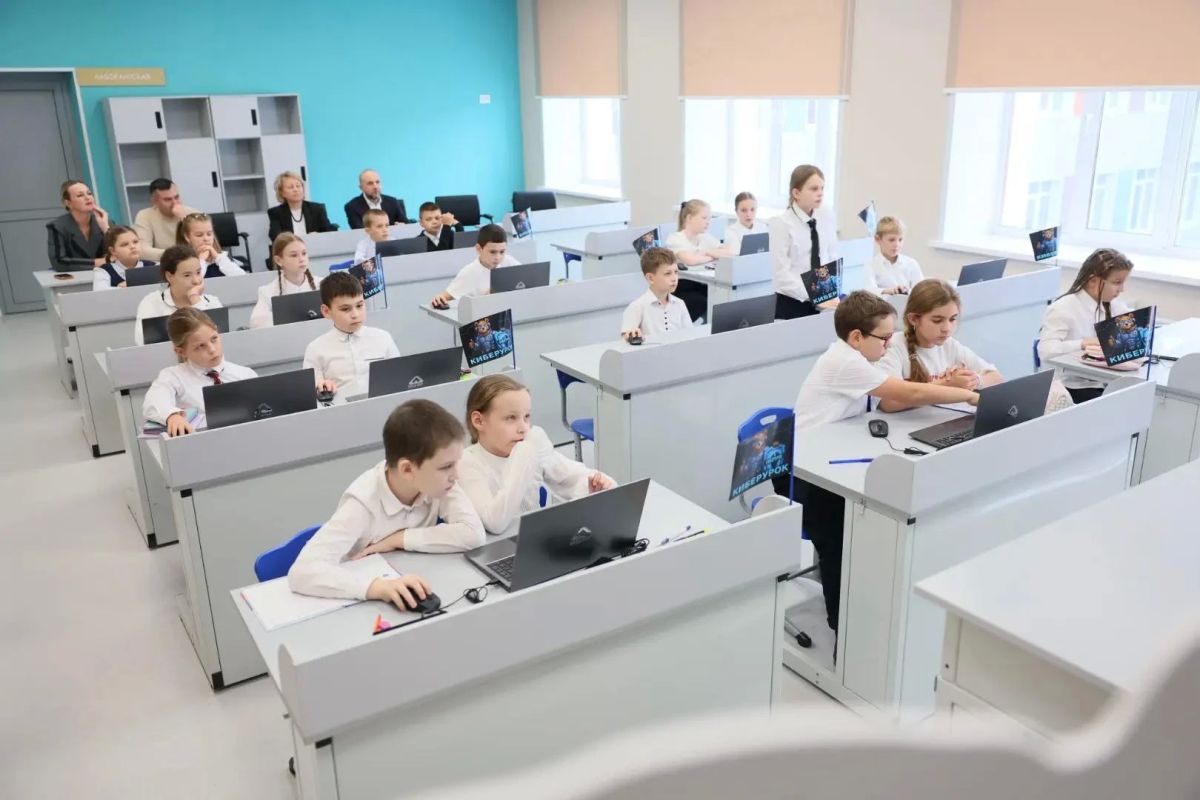 В Дрезненской школе для учеников 4Д класса прошел «Киберурок» – новый образовательный проект, который реализуется по поручению Президента России В Дрезненской школе для учеников 4Д класса прошел «Киберурок» – новый образовательный проект, который реализуется по поручению Президента России