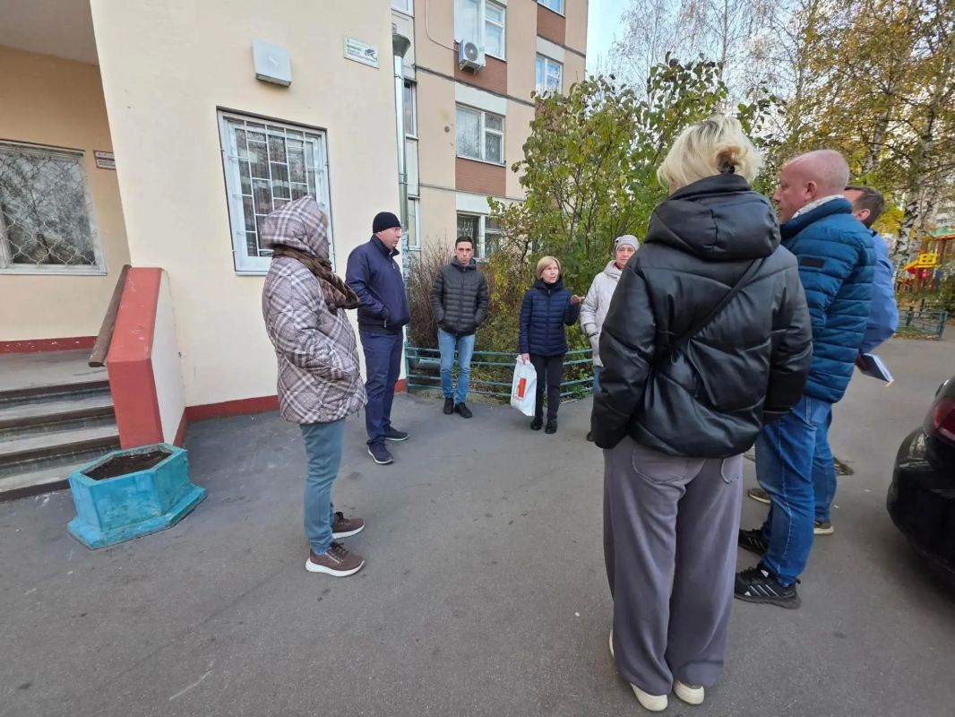 На связи с жителями. Уборка подъездов и двора стали основными темами встречи заместителя главы округа Дмитрия Зверева с жителями дома № 10 по улице Молодежной в поселке Нахабино На связи с жителями. Уборка подъездов и двора стали основными темами встречи заместителя главы округа Дмитрия Зверева с жителями дома № 10 по улице Молодежной в поселке Нахабино