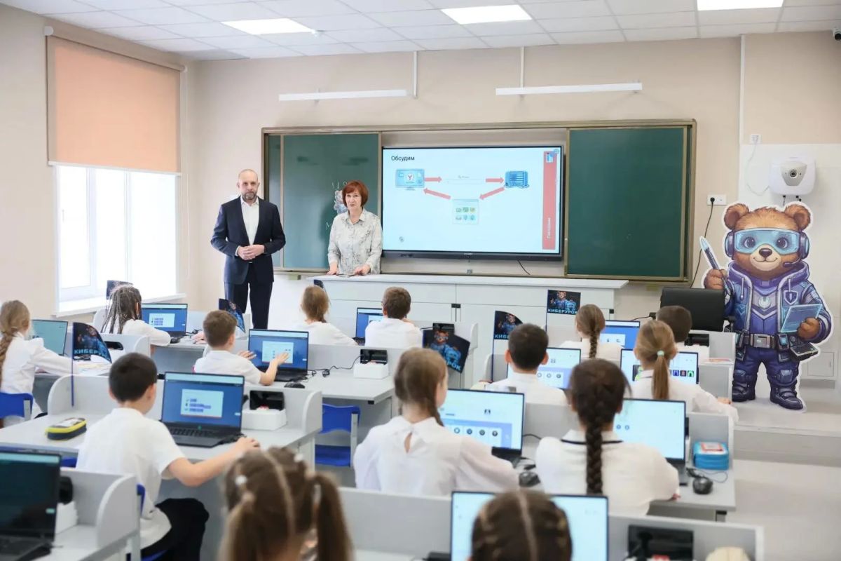 В Дрезненской школе для учеников 4Д класса прошел «Киберурок» – новый образовательный проект, который реализуется по поручению Президента России В Дрезненской школе для учеников 4Д класса прошел «Киберурок» – новый образовательный проект, который реализуется по поручению Президента России