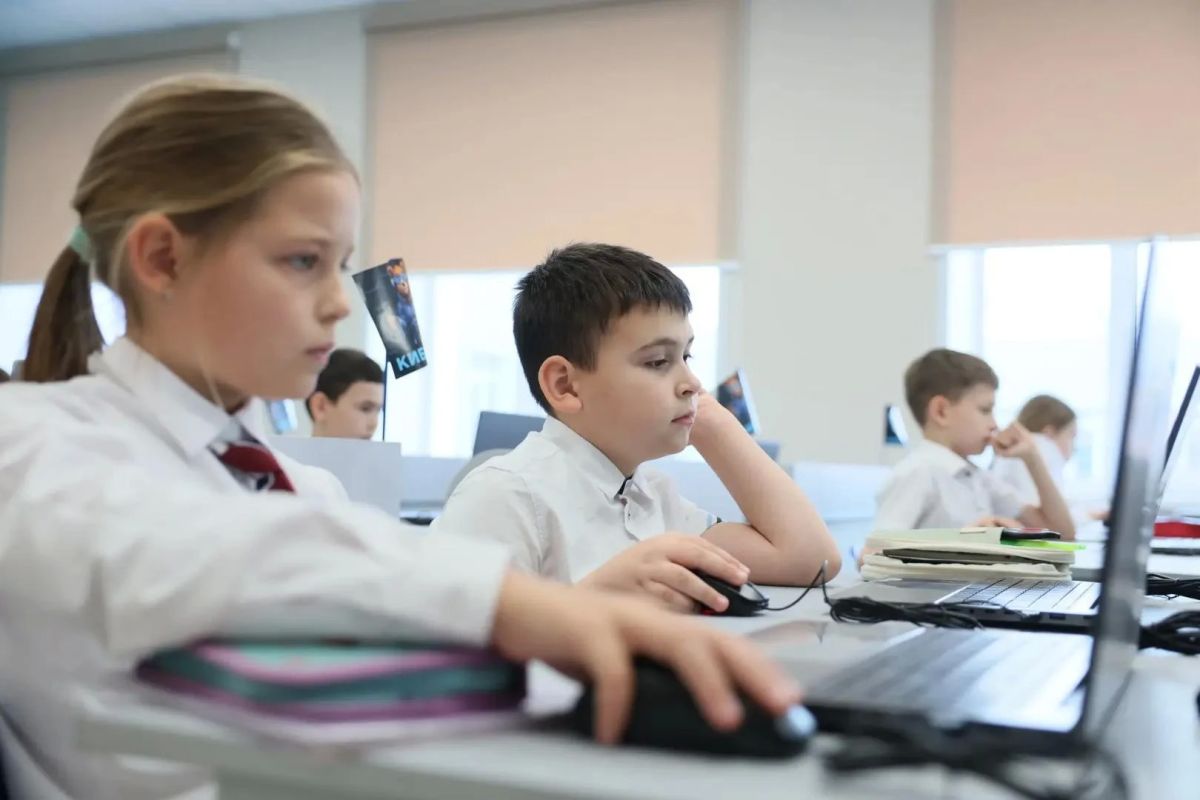 В Дрезненской школе для учеников 4Д класса прошел «Киберурок» – новый образовательный проект, который реализуется по поручению Президента России В Дрезненской школе для учеников 4Д класса прошел «Киберурок» – новый образовательный проект, который реализуется по поручению Президента России