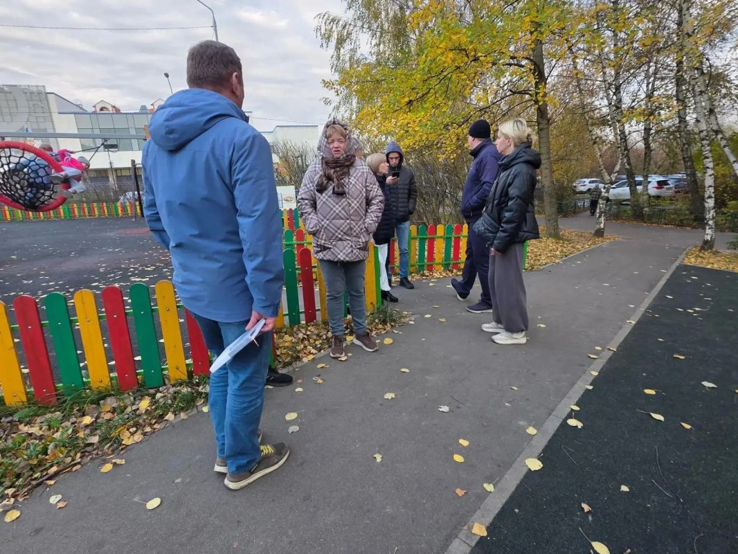 На связи с жителями. Уборка подъездов и двора стали основными темами встречи заместителя главы округа Дмитрия Зверева с жителями дома № 10 по улице Молодежной в поселке Нахабино На связи с жителями. Уборка подъездов и двора стали основными темами встречи заместителя главы округа Дмитрия Зверева с жителями дома № 10 по улице Молодежной в поселке Нахабино
