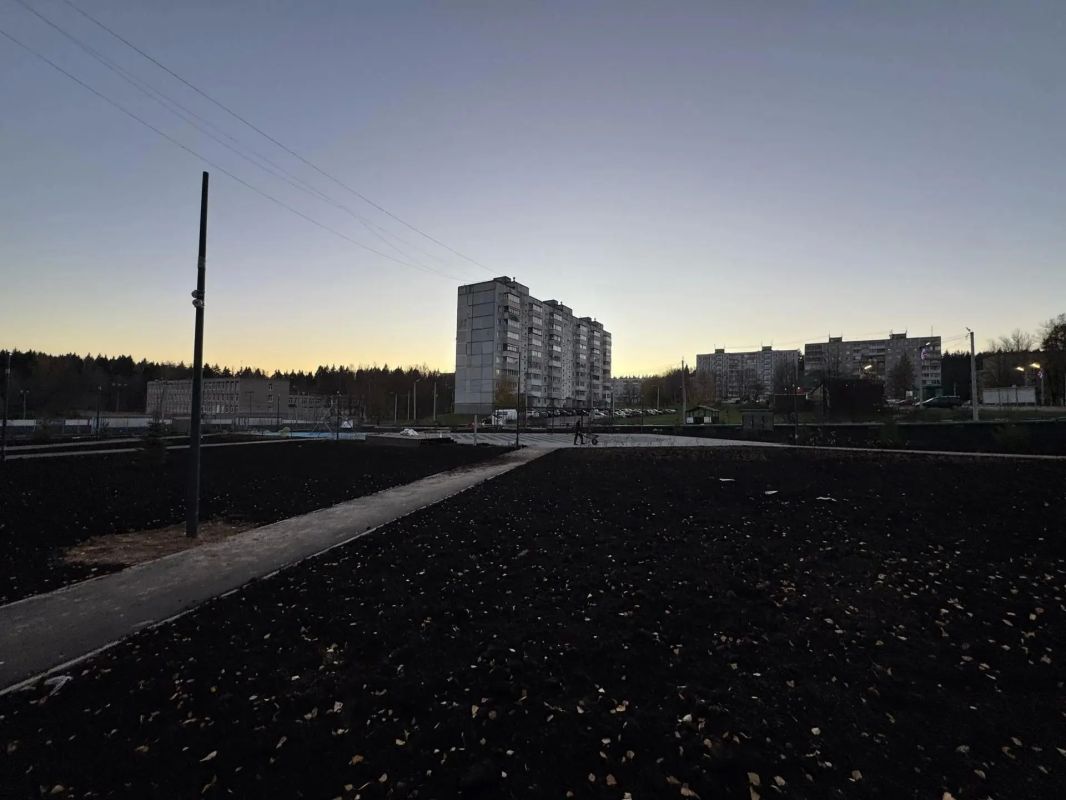 В посёлке Скоропусковский подходит к концу благоустройство сквера В посёлке Скоропусковский подходит к концу благоустройство сквера