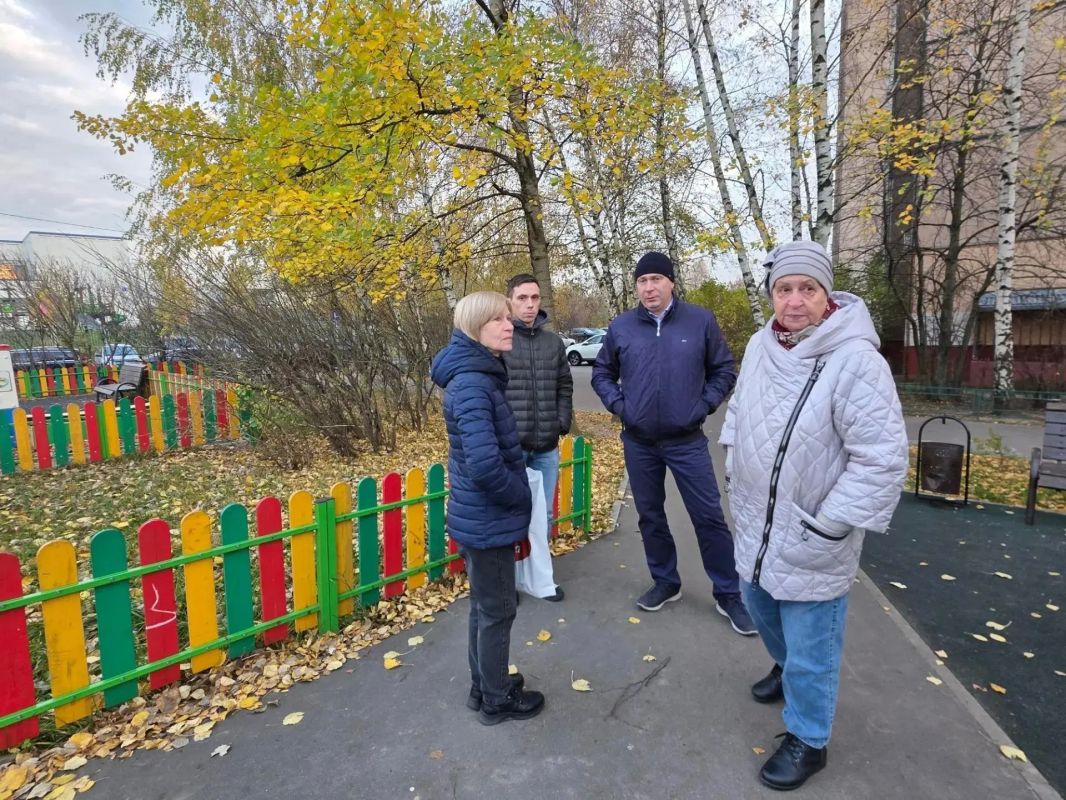 На связи с жителями. Уборка подъездов и двора стали основными темами встречи заместителя главы округа Дмитрия Зверева с жителями дома № 10 по улице Молодежной в поселке Нахабино