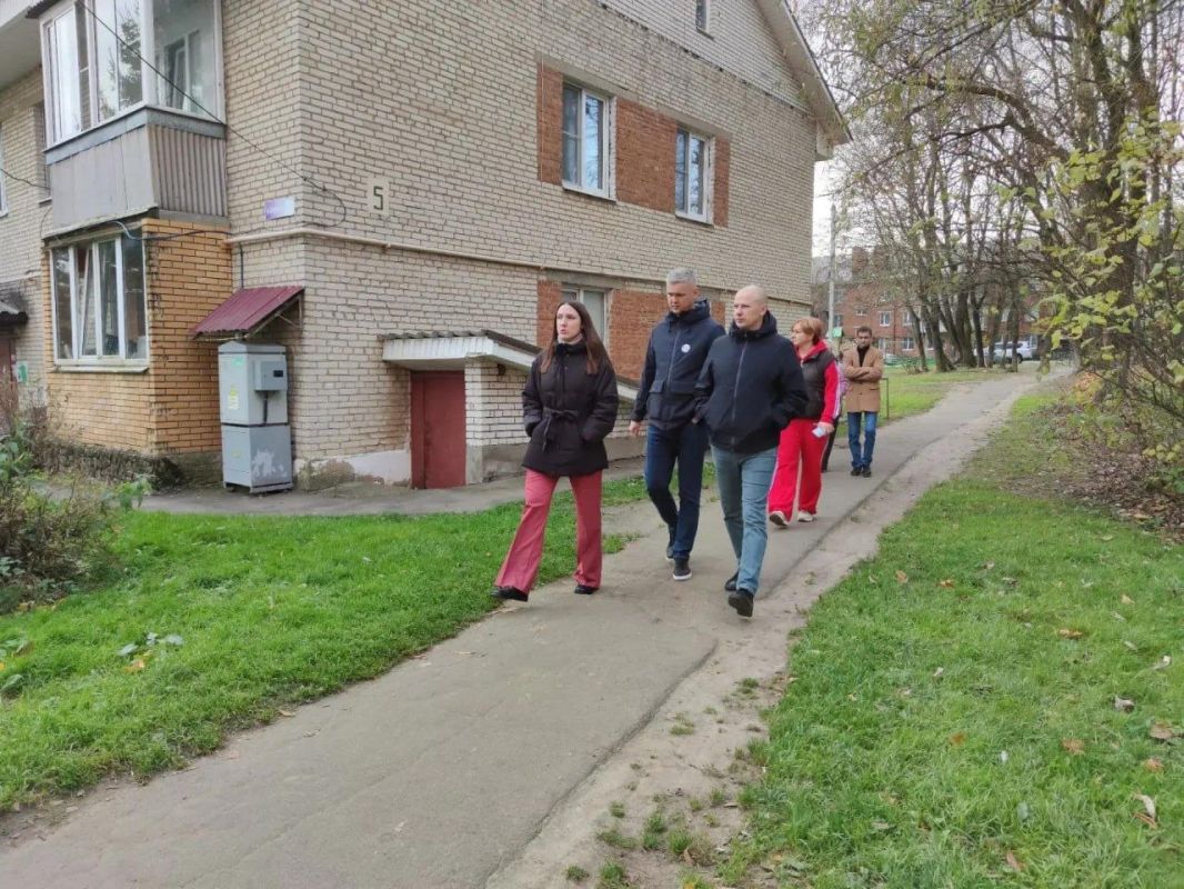 Заместитель главы г. о. Подольск Ольга Шашкова провела рейд по проверке состояния детских площадок и придомовых территорий в селе Сынково Заместитель главы г. о. Подольск Ольга Шашкова провела рейд по проверке состояния детских площадок и придомовых территорий в селе Сынково