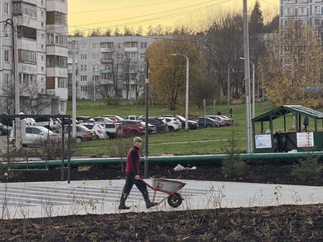 В посёлке Скоропусковский подходит к концу благоустройство сквера В посёлке Скоропусковский подходит к концу благоустройство сквера