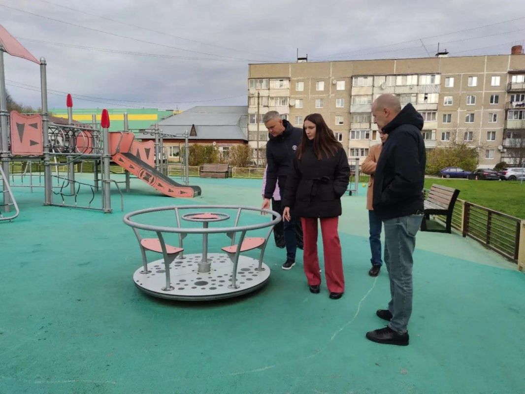 Заместитель главы г. о. Подольск Ольга Шашкова провела рейд по проверке состояния детских площадок и придомовых территорий в селе Сынково Заместитель главы г. о. Подольск Ольга Шашкова провела рейд по проверке состояния детских площадок и придомовых территорий в селе Сынково