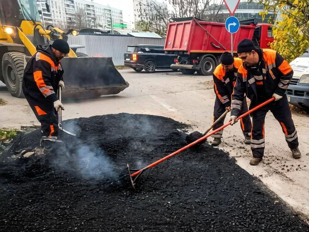 Бригады предприятия «Автобытдор» продолжают плановый ямочный ремонт