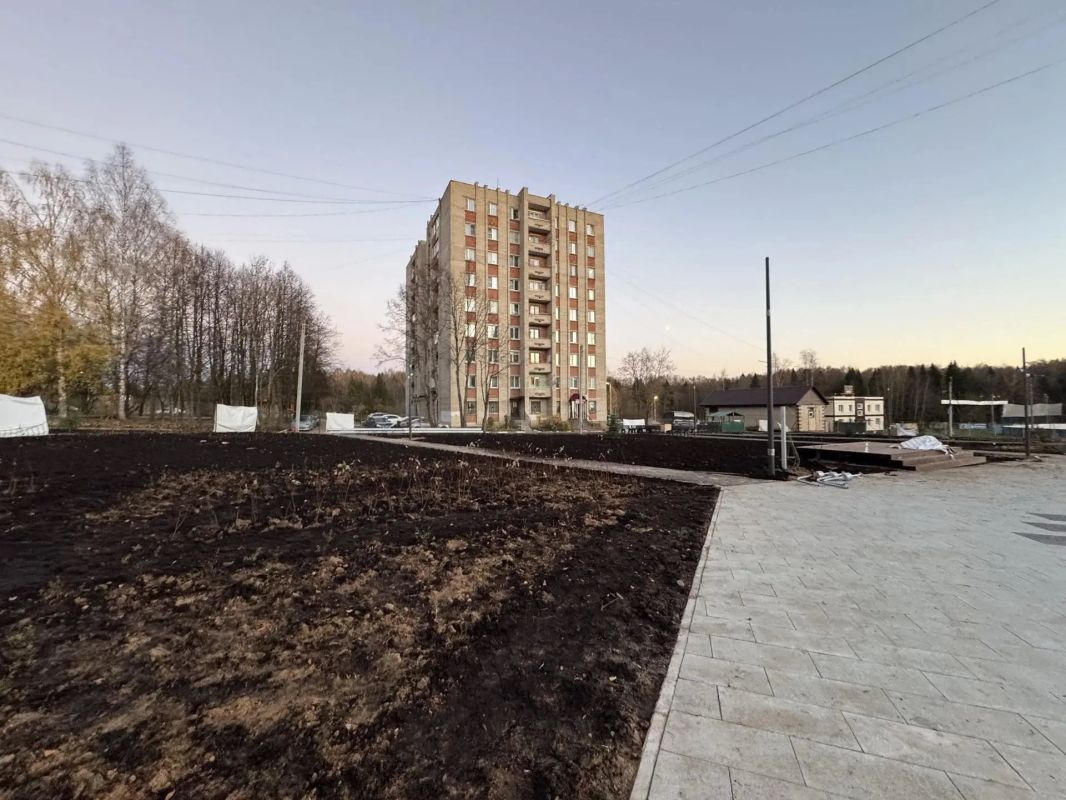 В посёлке Скоропусковский подходит к концу благоустройство сквера В посёлке Скоропусковский подходит к концу благоустройство сквера