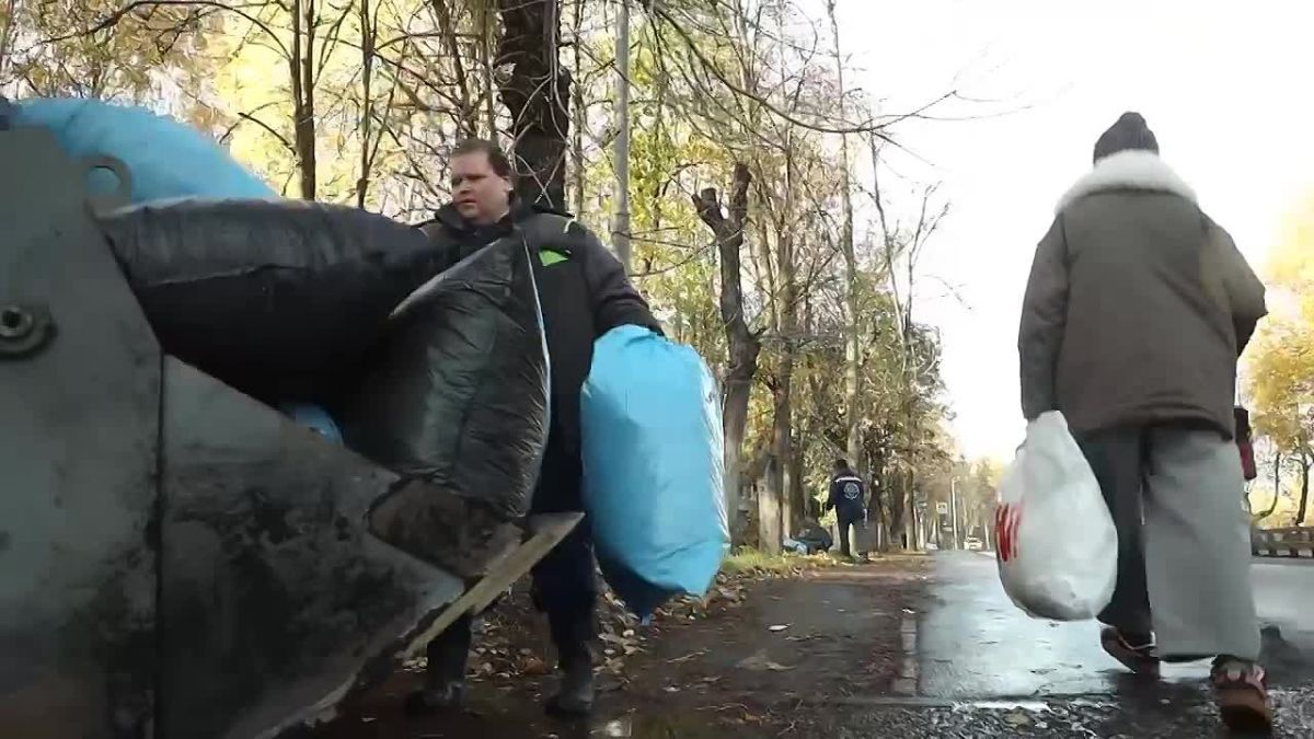 Коммунальные службы проводят уборку опавшей листвы во всех микрорайонах Химок