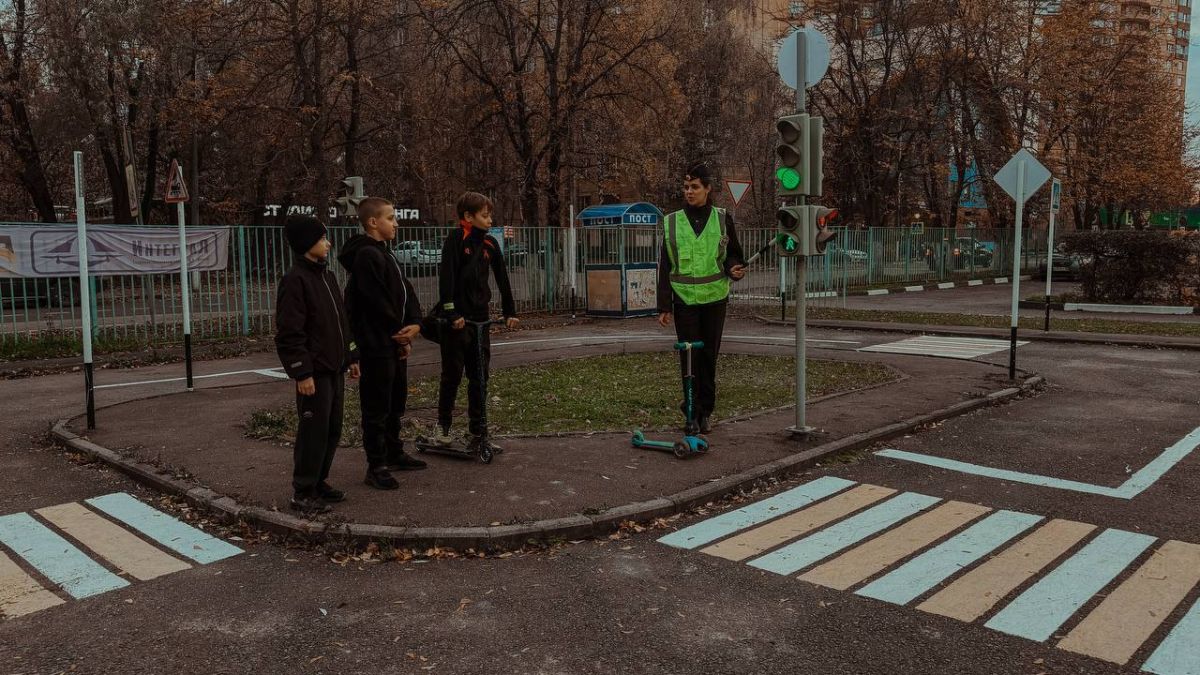 Госавтоинспекция УМВД России по г.о. Химки: практическое занятие в мобильном автогородке Госавтоинспекция УМВД России по г.о. Химки: практическое занятие в мобильном автогородке
