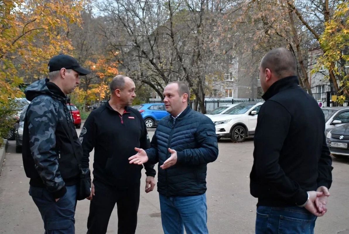 Заместитель главы Игорь Колесников проверил содержание территории у дома на улице Дугина Заместитель главы Игорь Колесников проверил содержание территории у дома на улице Дугина