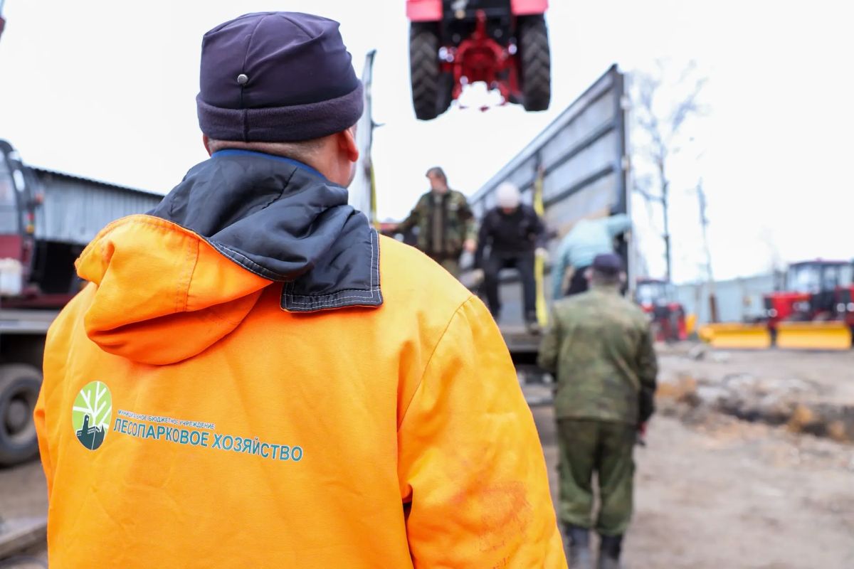 Юлия Купецкая: Леспаркхоз получает серьезное усиление: на базу уже приехали 11 новых полноприводных тракторов с навесным оборудованием Юлия Купецкая: Леспаркхоз получает серьезное усиление: на базу уже приехали 11 новых полноприводных тракторов с навесным оборудованием