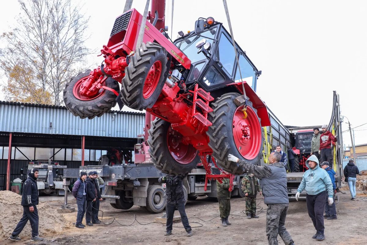 Юлия Купецкая: Леспаркхоз получает серьезное усиление: на базу уже приехали 11 новых полноприводных тракторов с навесным оборудованием Юлия Купецкая: Леспаркхоз получает серьезное усиление: на базу уже приехали 11 новых полноприводных тракторов с навесным оборудованием