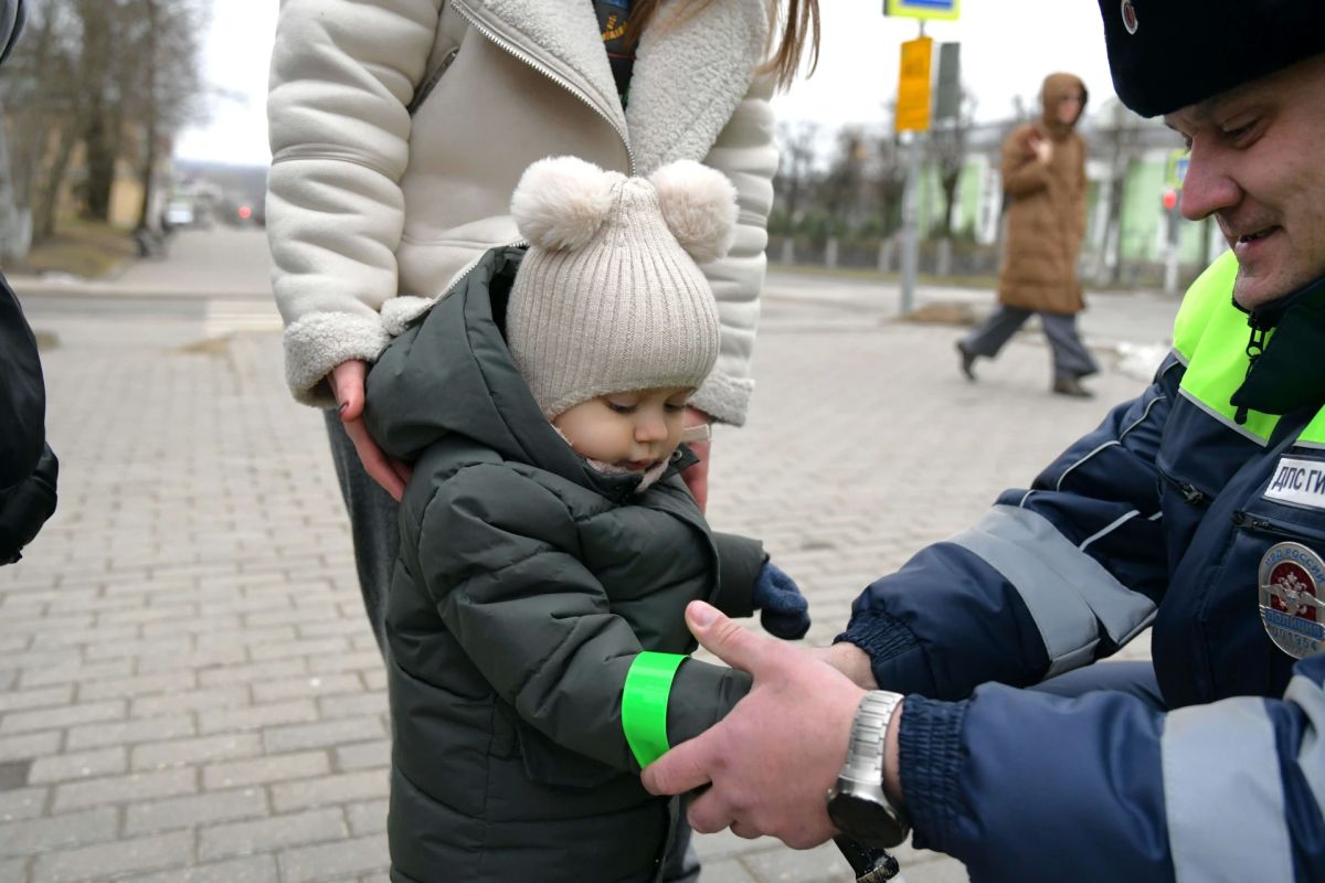 Засветись на дороге!. Осенью темнеет рано, а в дождь и туман заметить пешехода ещё сложнее