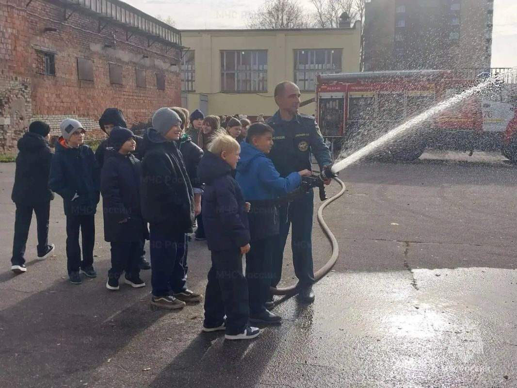 Уроки мужества: в ивантеевской школе прошел День пожарной безопасности Уроки мужества: в ивантеевской школе прошел День пожарной безопасности