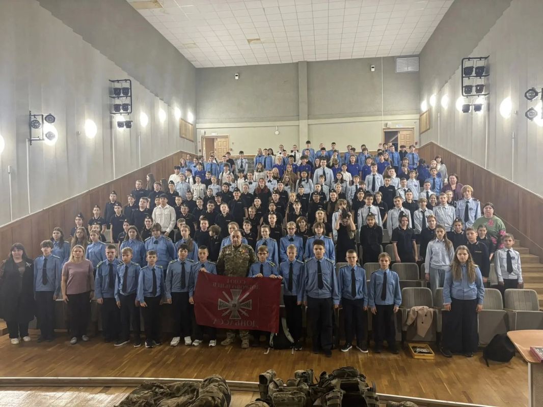 В Ново-Харитоновской школе №10 прошёл урок мужества ко Дню народного единства