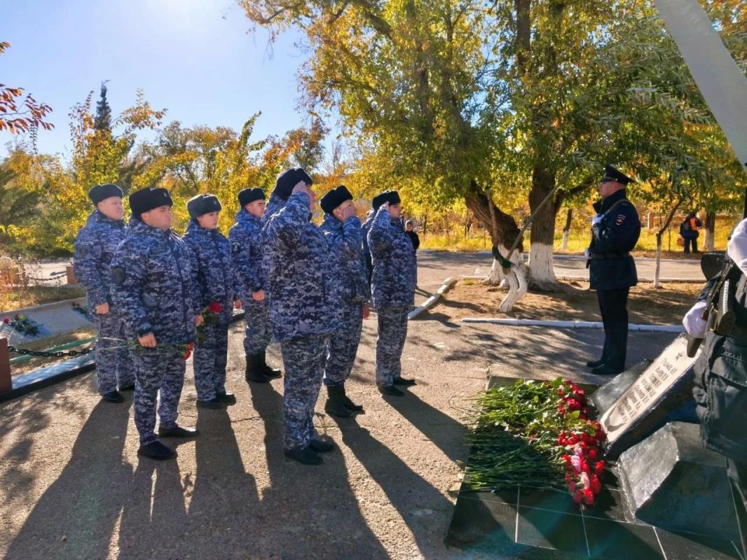 Росгвардейцы почтили память погибших испытателей ракетной техники на Байконуре Росгвардейцы почтили память погибших испытателей ракетной техники на Байконуре