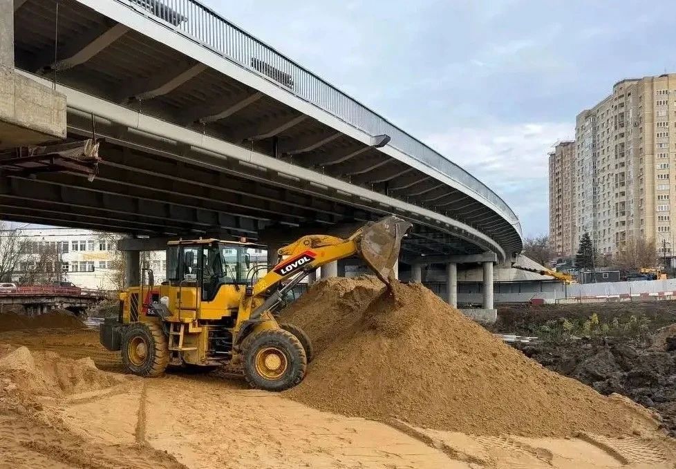 На мосту через Клязьму в Мытищах приступили к укладке асфальта