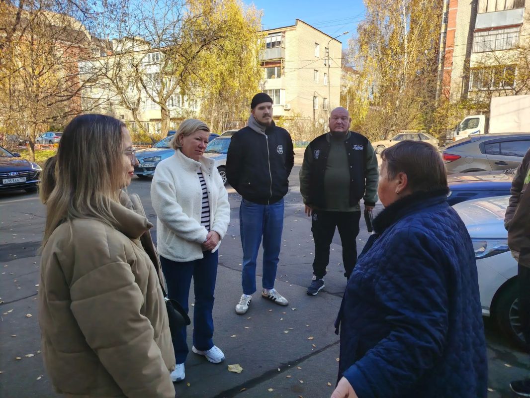 На связи с жителями. Капитальный ремонт дома и состояние дворов обсудили с жителями микрорайона Опалиха